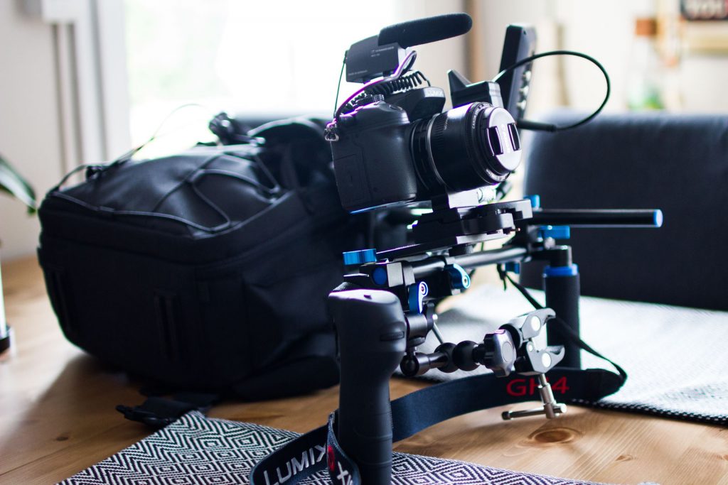GH4 sur shoulder rig avec micro et pince